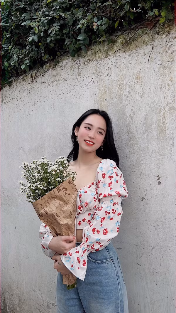 Nhờ vào lượng người theo dõi đông đảo trên TikTok và Facebook, cô nàng cũng đang thử sức với công việc của một KOL.