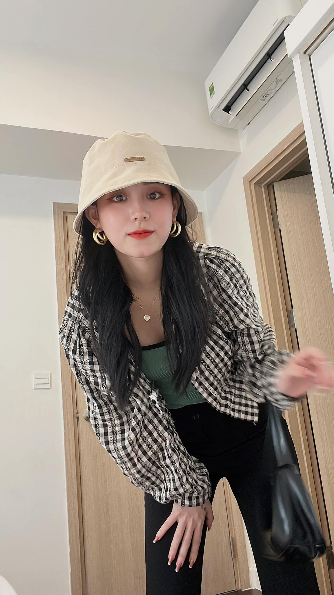 Đỉnh điểm là việc cô Minh Thu thường xuyên rủ học trò chơi game. Thậm chí có khoảnh khắc cô nàng vì mải chơi mà lỡ miệng văng tục. Ảnh: Tổng hợp