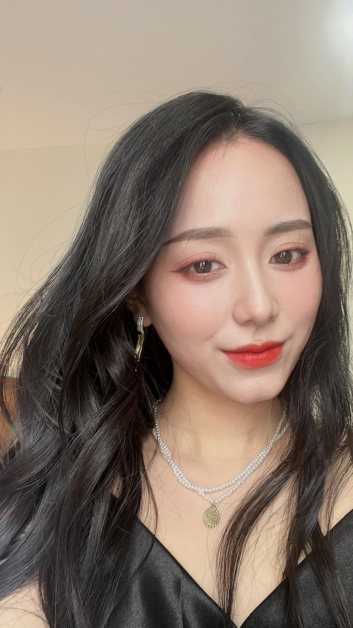 Sau khi nổi tiếng trên mạng cô giáo Vật lý Minh Thu từng dính phải nhiều lùm xùm liên quan đến những phát ngôn của mình.