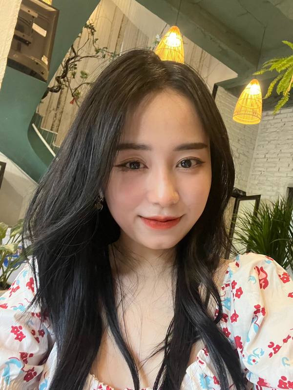 Tuy nhiên, chỉ sau một thời gian ngắn kể từ khi nổi tiếng, “cô giáo” này lại vướng vào nhiều thị phi không đáng có. Đến nay, cuộc sống hiện tại của Minh Thu sau 1 năm gây bão mạng xã hội khiến không ít người tò mò.