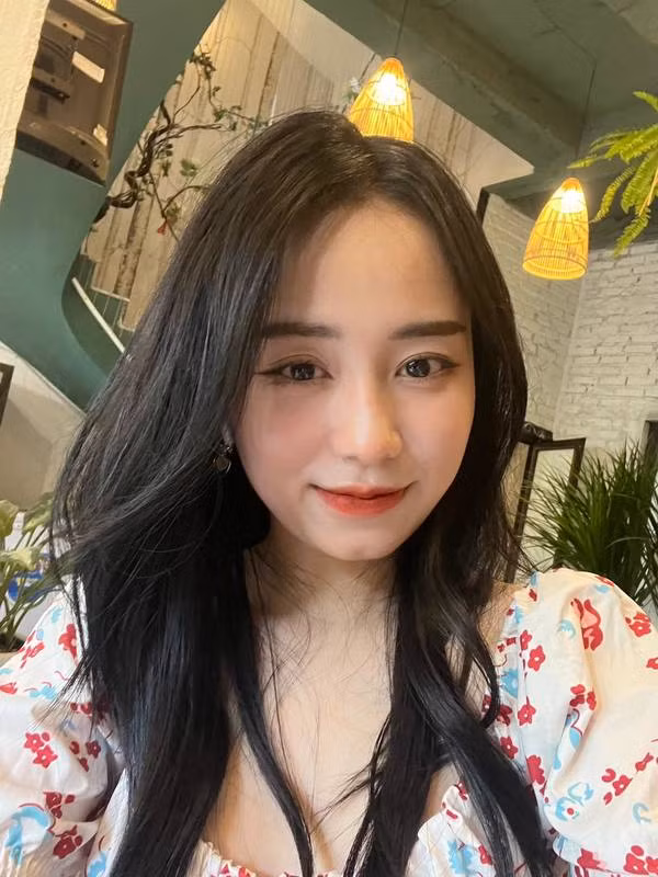 Tuy nhiên, chỉ sau một thời gian ngắn kể từ khi nổi tiếng, “cô giáo” này lại vướng vào nhiều thị phi không đáng có. Đến nay, cuộc sống hiện tại của Minh Thu sau 1 năm gây bão mạng xã hội khiến không ít người tò mò.