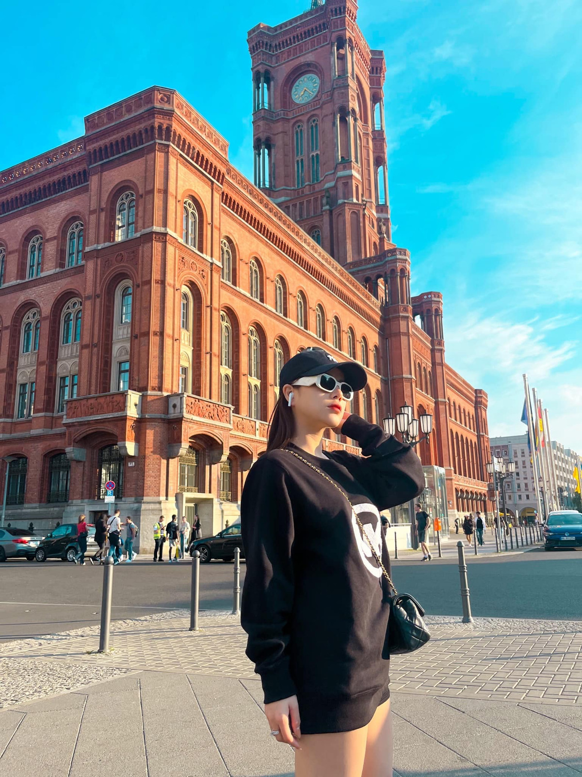 Cô chăm chỉ tậu đồ hiệu, vi vu du lịch khắp nơi. Nhìn cuộc sống của Thương Võ, nhiều chị em chỉ biết ước thầm.