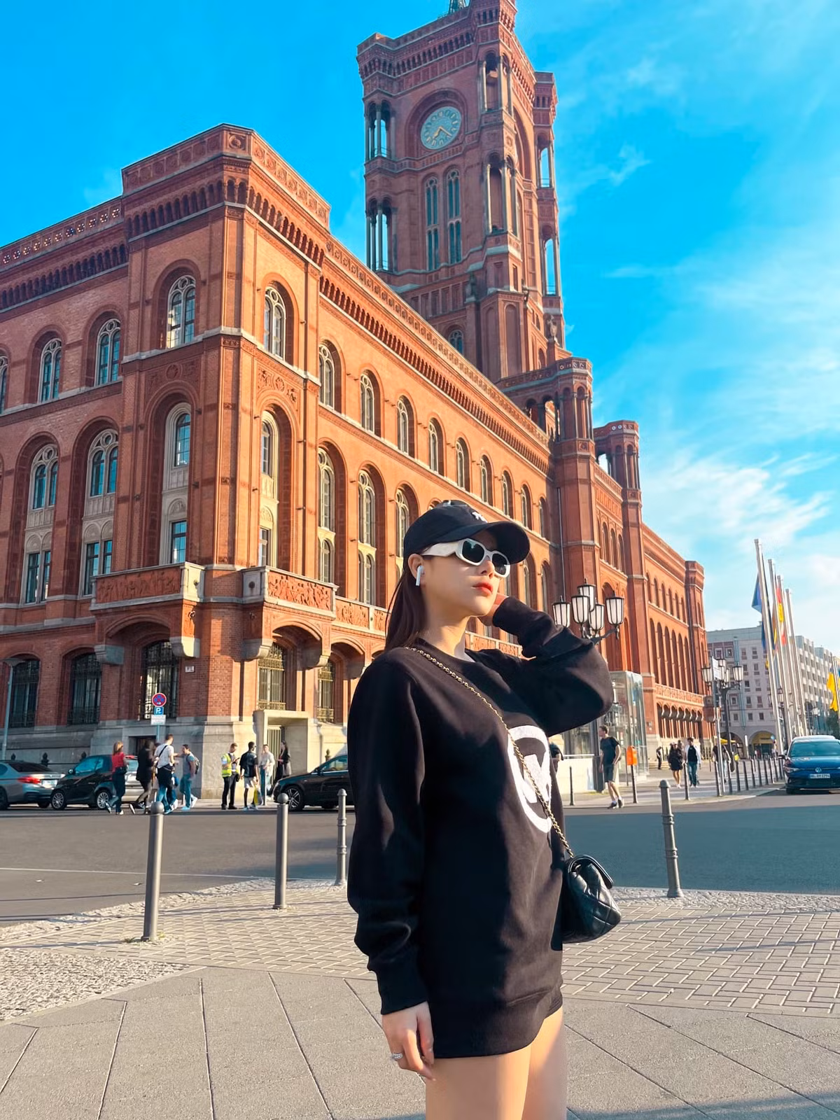 Cô chăm chỉ tậu đồ hiệu, vi vu du lịch khắp nơi. Nhìn cuộc sống của Thương Võ, nhiều chị em chỉ biết ước thầm.