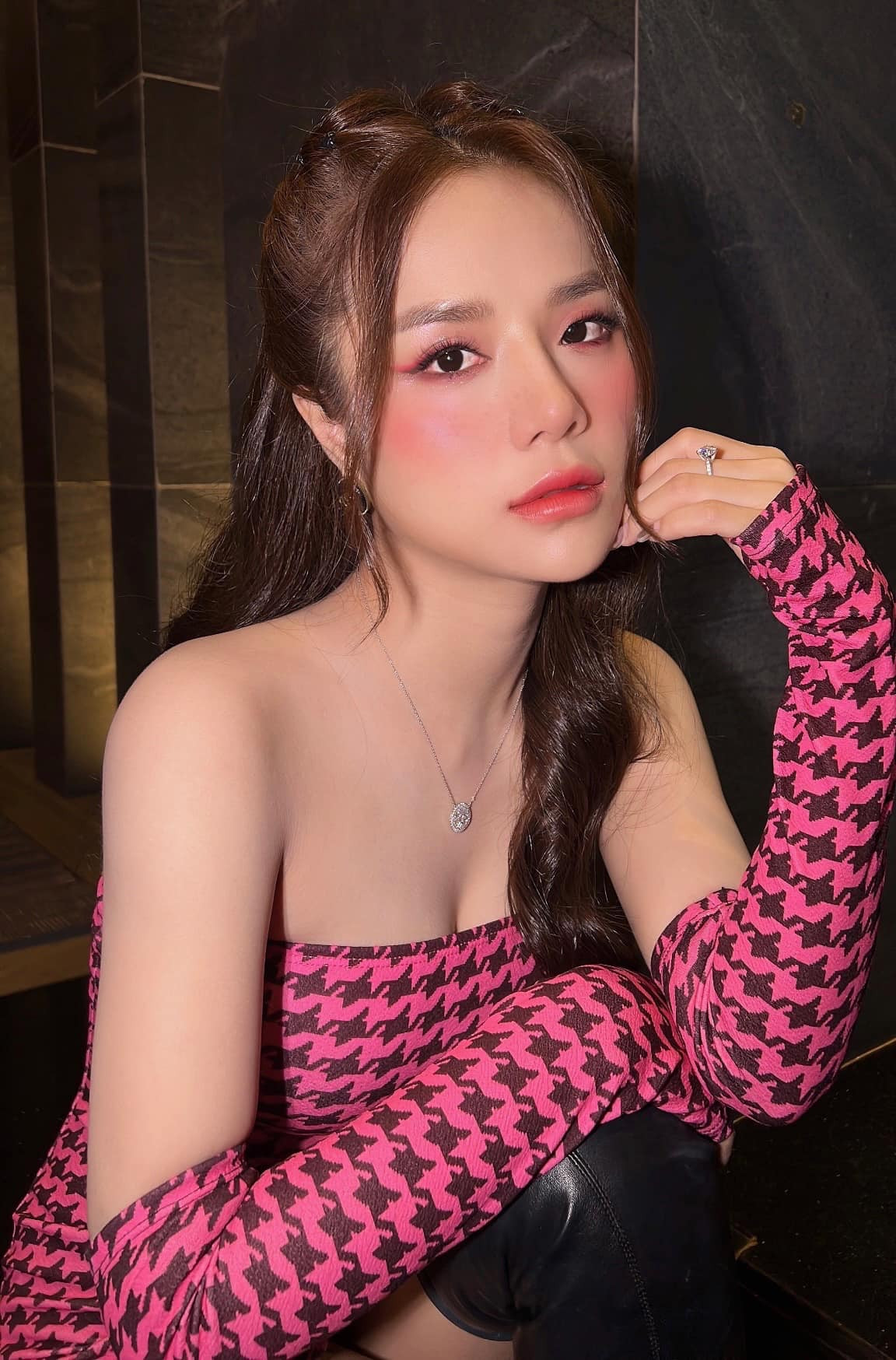 Một trong những điểm nổi bật giúp cho Thương Võ nổi tiếng là các bản cover trên mạng xã hội nhận được sự yêu mến của giới trẻ. Đây cũng là điểm tựa giúp cho Thương Võ kiên định với con đường ca hát.