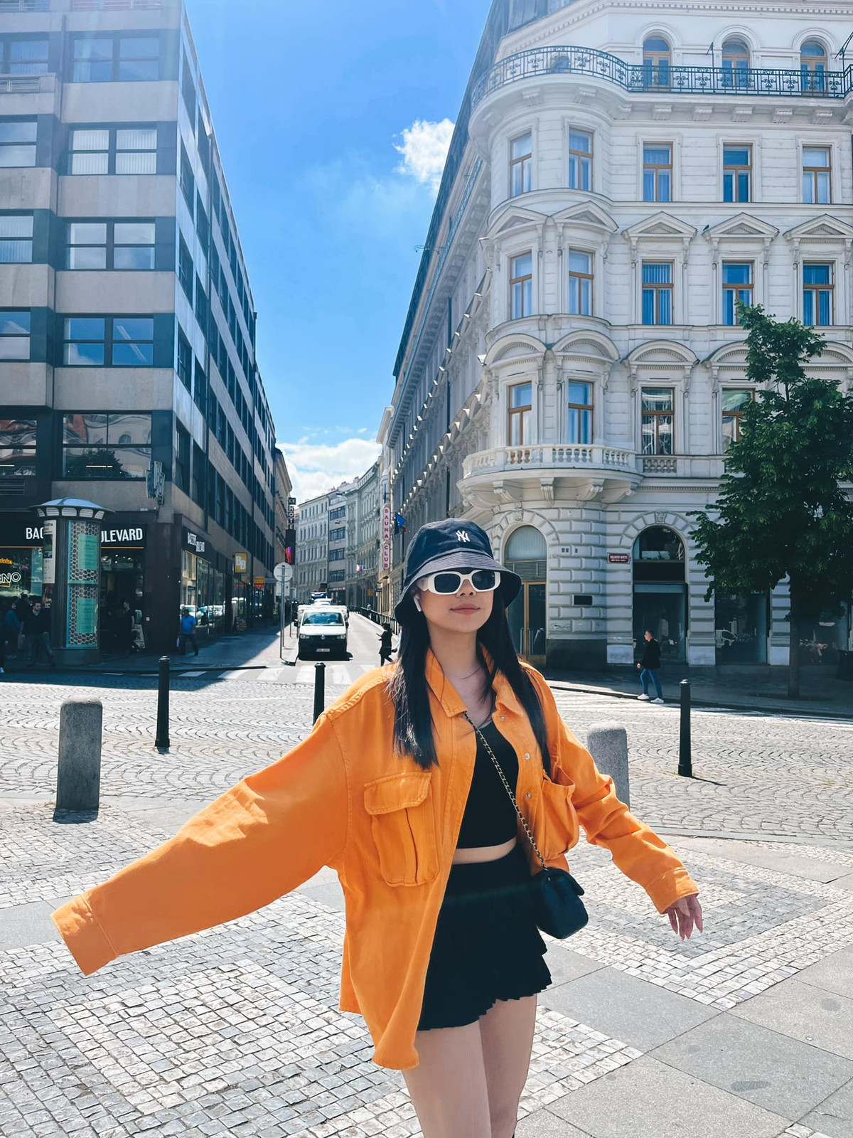 Ngoài chiếc xế hộp bạc tỷ nói trên, nếu lần tìm vào trang cá nhân, dân mạng cũng phải trầm trồ với cuộc sống sang chảnh của Thương Võ.