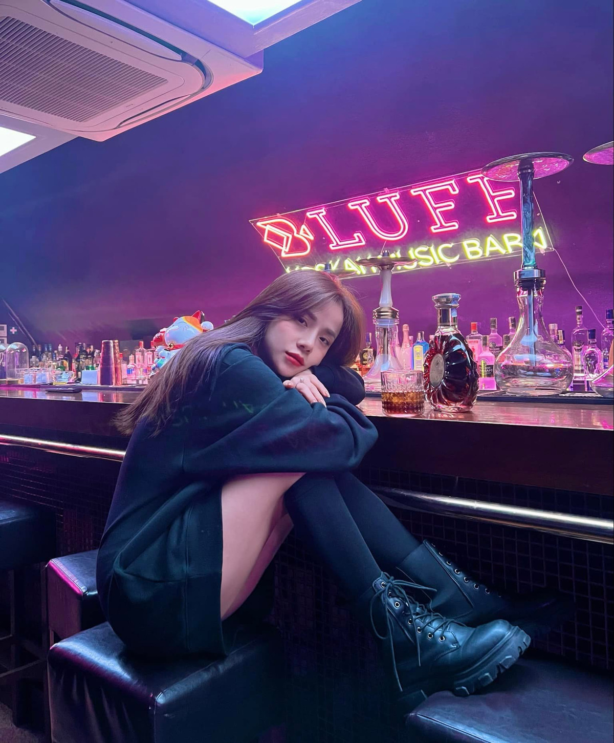 Sau thời gian dài chăm chỉ làm việc, mới đây gái xinh xứ Nghệ tự thưởng cho bản thân chiếc xế hộp Porsche Macan 2022. Dòng sản phẩm này có nhiều mức giá, cao nhất không dưới 4 tỷ đồng.