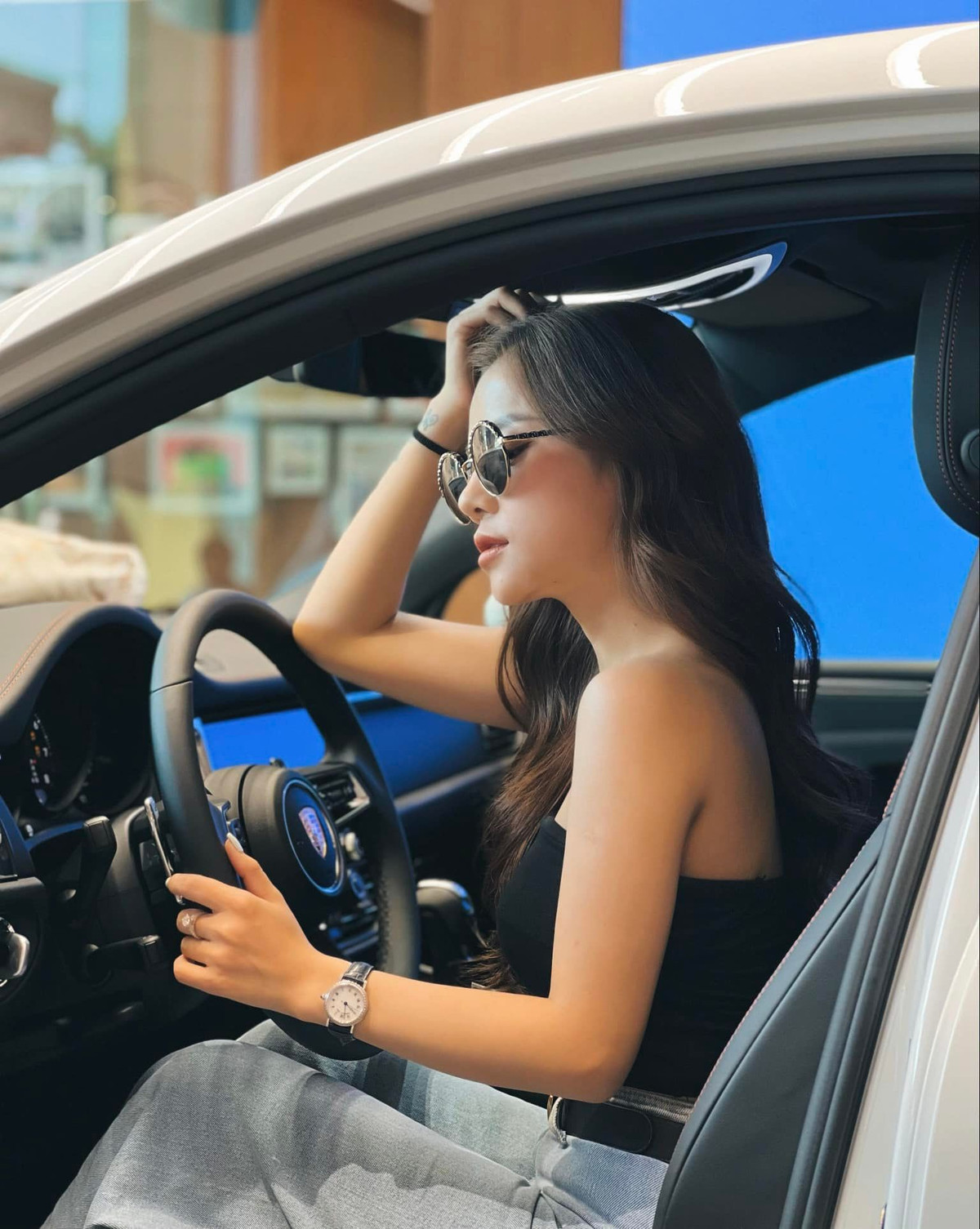 Trên trang cá nhân có gần 150.000 người theo dõi, cô thường đăng ảnh khoe nhan sắc xinh đẹp và chia sẻ các clip hát cover.