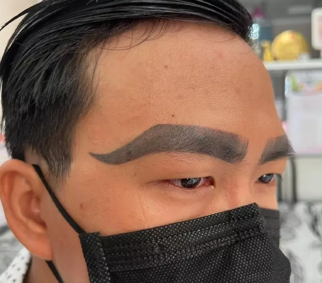Đáp ứng yêu cầu của khách, cơ sở này đã làm ra bộ lông mày ai nhìn cũng phải khóc thét bởi độ uốn lượn lại vừa dày vừa to như chiếm cả 1/3 diện tích chiếc trán.
