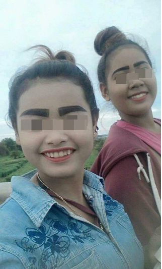 Hai cô gái cùng nhau đọ lông mày nhưng thật tiếc là nó quá khổ, quá đen so với khuôn mặt nên đã lập tức trở thành thảm họa. Ảnh: Tổng hợp