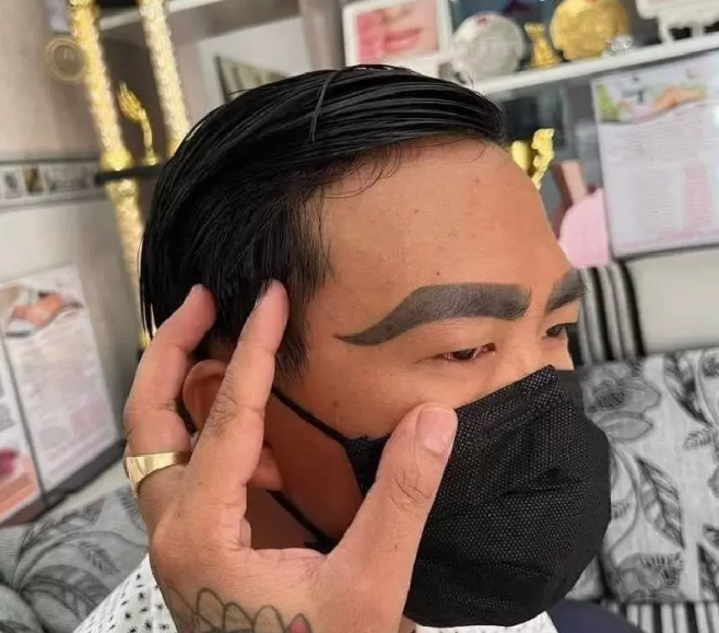 Màn làm lông mày thảm họa này đã nhận về sự quan tâm cực lớn của cư dân mạng, đa phần đều cười nghiêng ngả bởi sự đổi vận lạ đời đến từ người thợ.