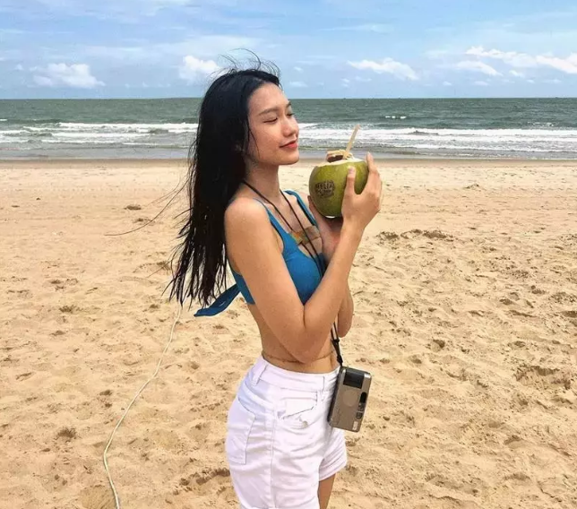 Người đẹp Doãn Hải My khiến ai nấy cũng trầm trồ trước vóc dáng mảnh mai, quyến rũ.