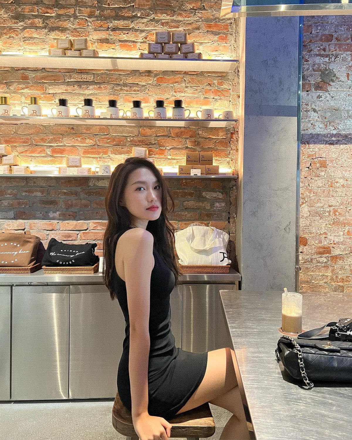 Ở tuổi 21, cô nàng đã sở hữu cho mình một cửa hàng mỹ phẩm cho nam giới có tiếng tại Hà Nội.