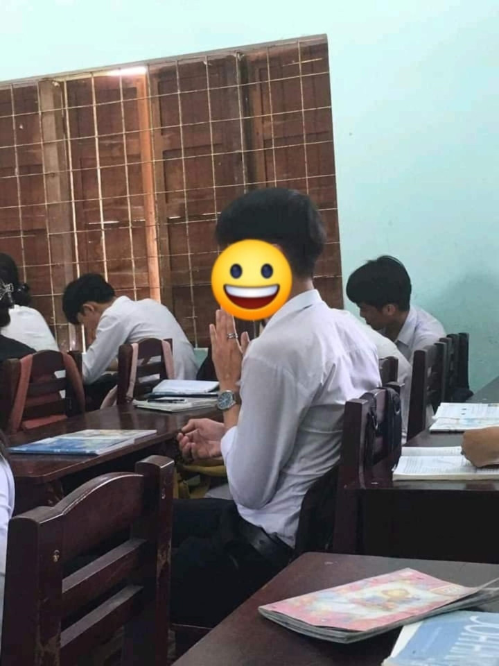 Ngồi ôn luyện cũng nhất quyết thành tâm cầu nguyện cho kỳ thi sắp tới.