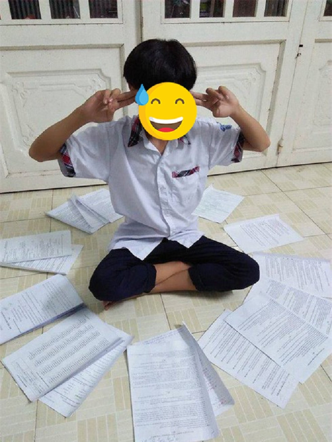 Trong khoảng thời gian gấp rút ôn luyện cho kỳ thi tốt nghiệp THPT, đây là cách mà cậu học trò này tận dụng, đó là vận dụng 200% thành công lực để ráng "nhét chữ" vào giờ chót trước khi bước vào phòng thi.