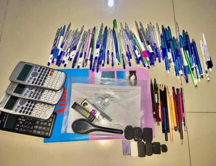 Ngoài ra, những vật dụng từng được các sĩ tử năm trước đưa vào phòng thi cũng được chia sẻ lại, như là lời gợi ý hài hước dành cho các sĩ tử năm nay.