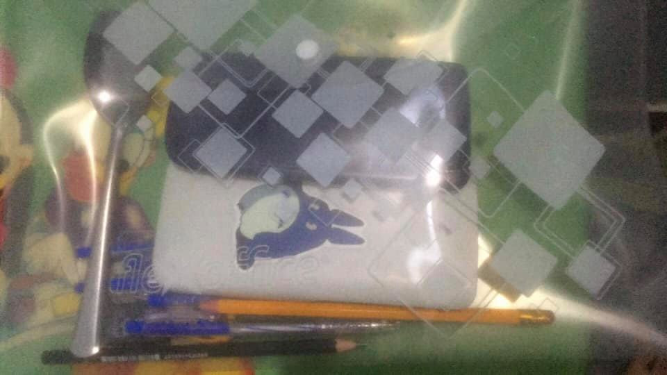 Dù đã ôn luyện kỹ lưỡng, nhưng một số thí sinh vẫn trấn an mình trước ngày thi tốt nghiệp bằng cách mang theo "bùa hộ mệnh" để nhận được may mắn, vượt qua kỳ thi dễ dàng.