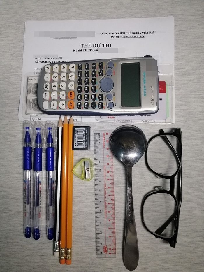 Thậm chí không dừng lại ở việc chia sẻ bài viết, các thí sinh dự thi từng đem nguyên cái thìa vào phòng thi như “bùa hộ mệnh” để lấy may.