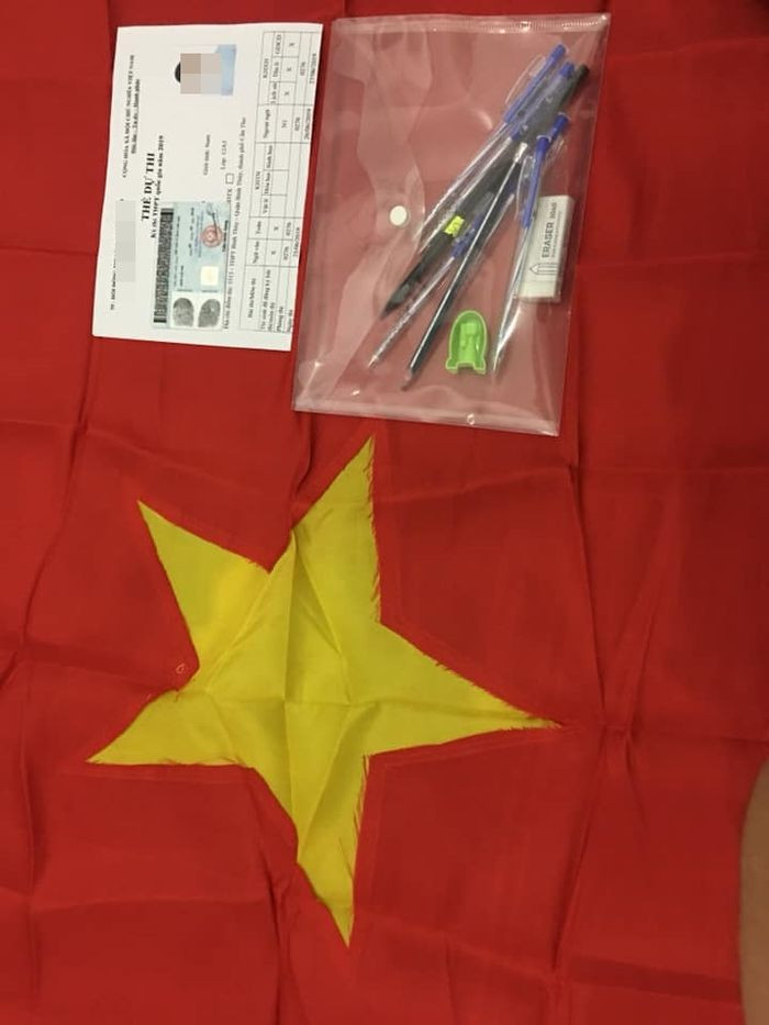 Có bạn còn mang theo cờ tổ quốc, gấp gọn để vào trong túi. Ảnh: Tổng hợp