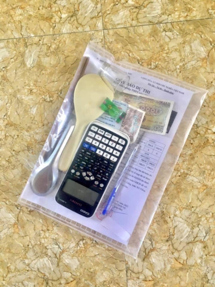 Hành trang chuẩn bị để thi cử sương sương chỉ có một tiệm "tạp hóa" bút và máy tính và có thêm một chiếc... muỗng, thìa.