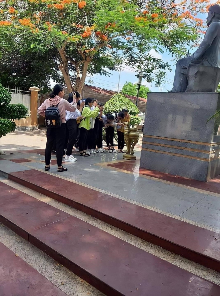 Địa điểm tiếp theo được nhiều sĩ tử lớp 12 ghé thăm sau quán chè đậu đó là thành tâm khấn vái, cầu nguyện đạt được điểm thi như mong muốn.