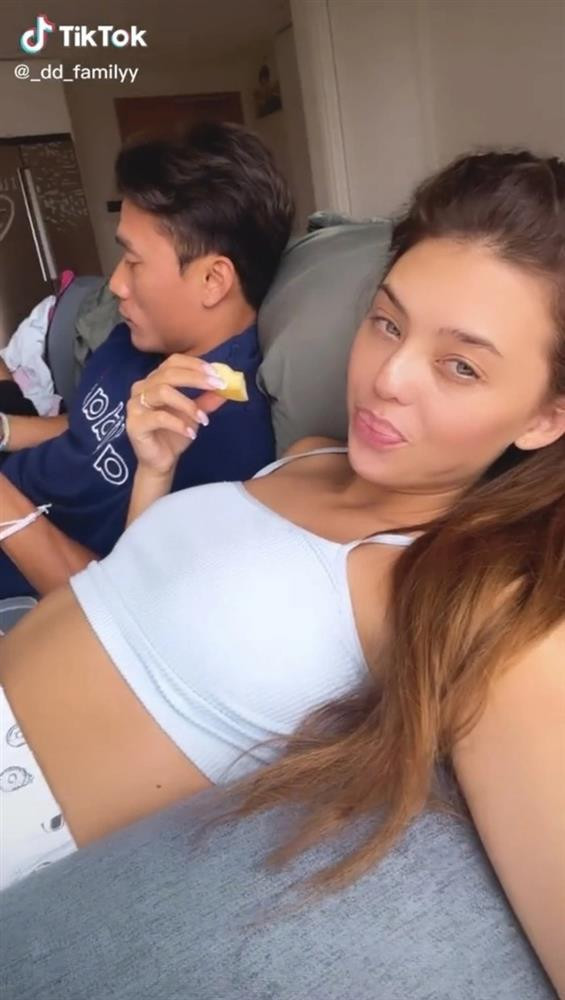 Trước khi đám cưới vợ Tây của chàng thủ môn đã vướng tin đồn mang thai, tuy nhiên sau đó cô nhanh chóng dập tan tin đồn này bằng những khoảnh khắc của vợ chồng son.