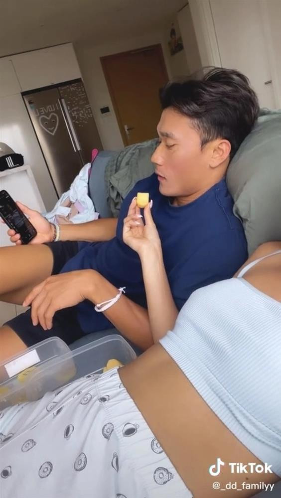 Còn về phía thủ thành gốc Thanh Hóa, anh cũng sốt sắng, mong muốn có em bé lắm rồi. Bởi vậy cách đây ít ngày, trên Facebook có hơn 3 triệu người theo dõi, Bùi Tiến Dũng có bài đăng "xin vía" trẻ con cũng gây chú ý không kém.