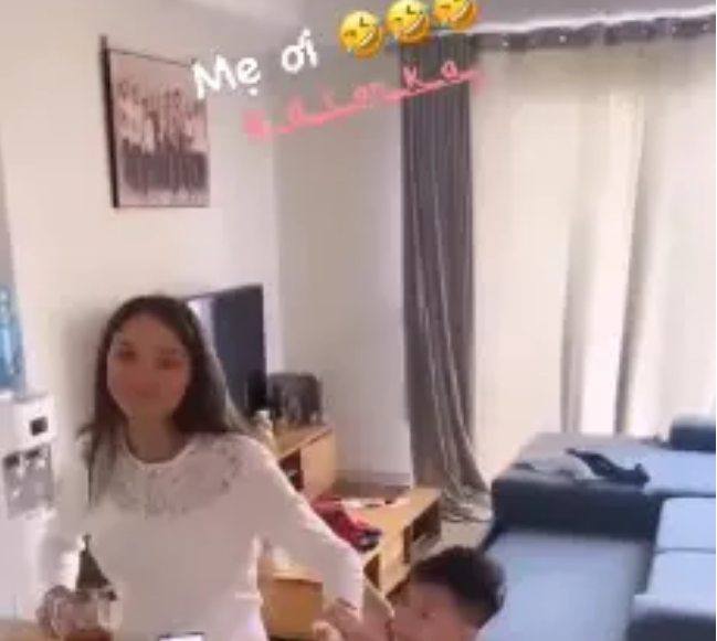 Mới đây nhất Bùi Tiến Dũng chia sẻ clip trò chuyện cùng vợ ngoại quốc. Khi cả 2 đang say sưa nói chuyện, một cậu bé từ xa chạy tới gọi Dianka là "mẹ ơi".