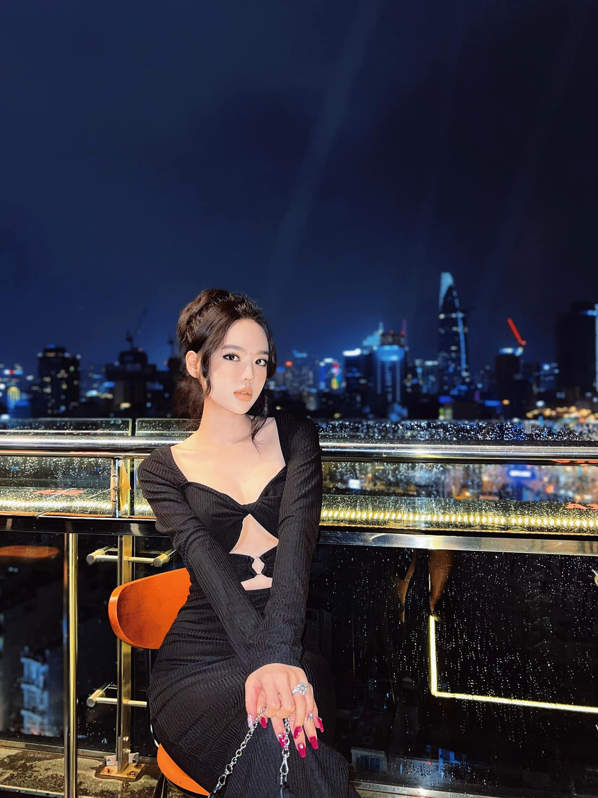 Đặc biệt, Vân Tiny khẳng định gia đình không có sự phân biệt đối xử. Ăn uống ngày 3 buổi với gia đình, họ ăn gì thì bảo mẫu ăn đó.