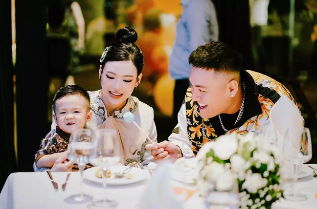 Tiêu chí mà hot girl Vân Tiny đưa ra, phụ nữ trong độ tuổi 35 - 45, độc thân. Ngoài ra, cô cần người có kinh nghiệm ít nhất 2 năm, yêu trẻ con, sạch sẽ, kiệm lời, nếu biết tiếng Anh hoặc là cô giáo mầm non sẽ là một lợi thế.