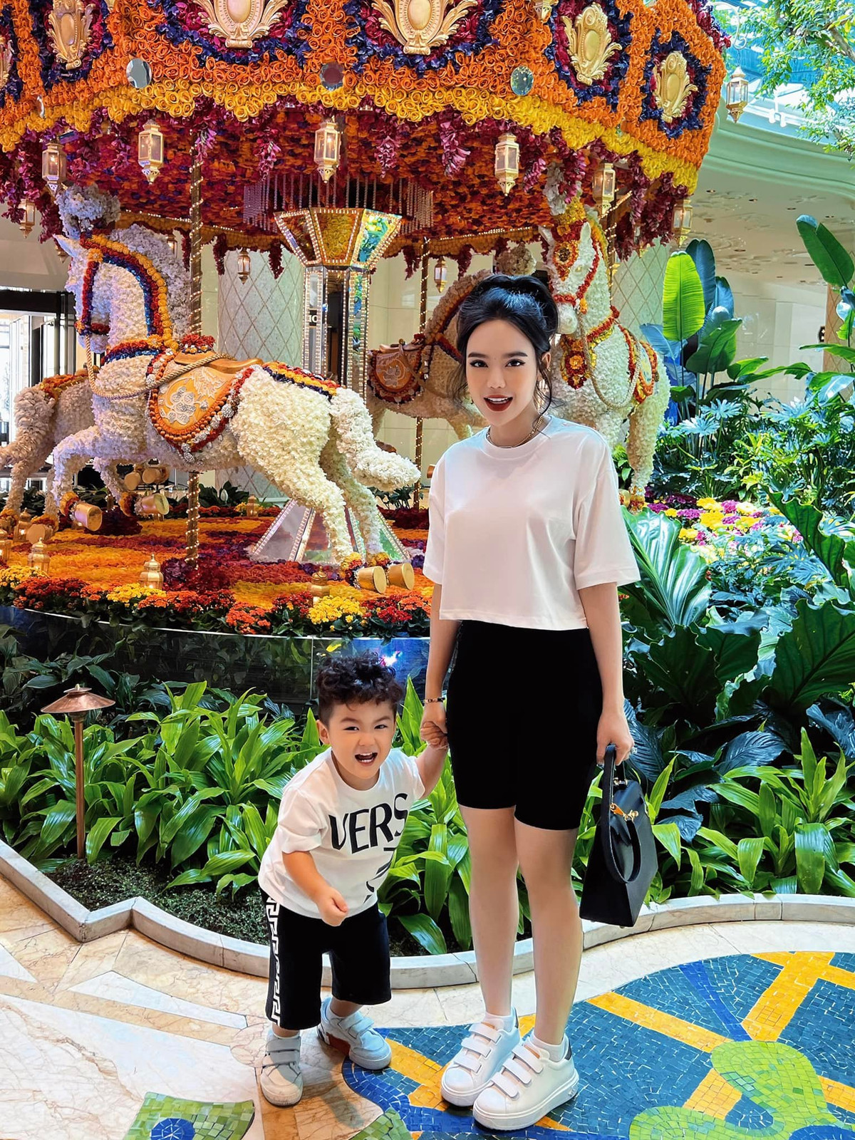 Qua bài đăng tuyển vú nuôi của nàng hot girl Sài thành có thể thấy cô đang có cuộc sống hôn nhân vô cùng hạnh phúc và sung túc.