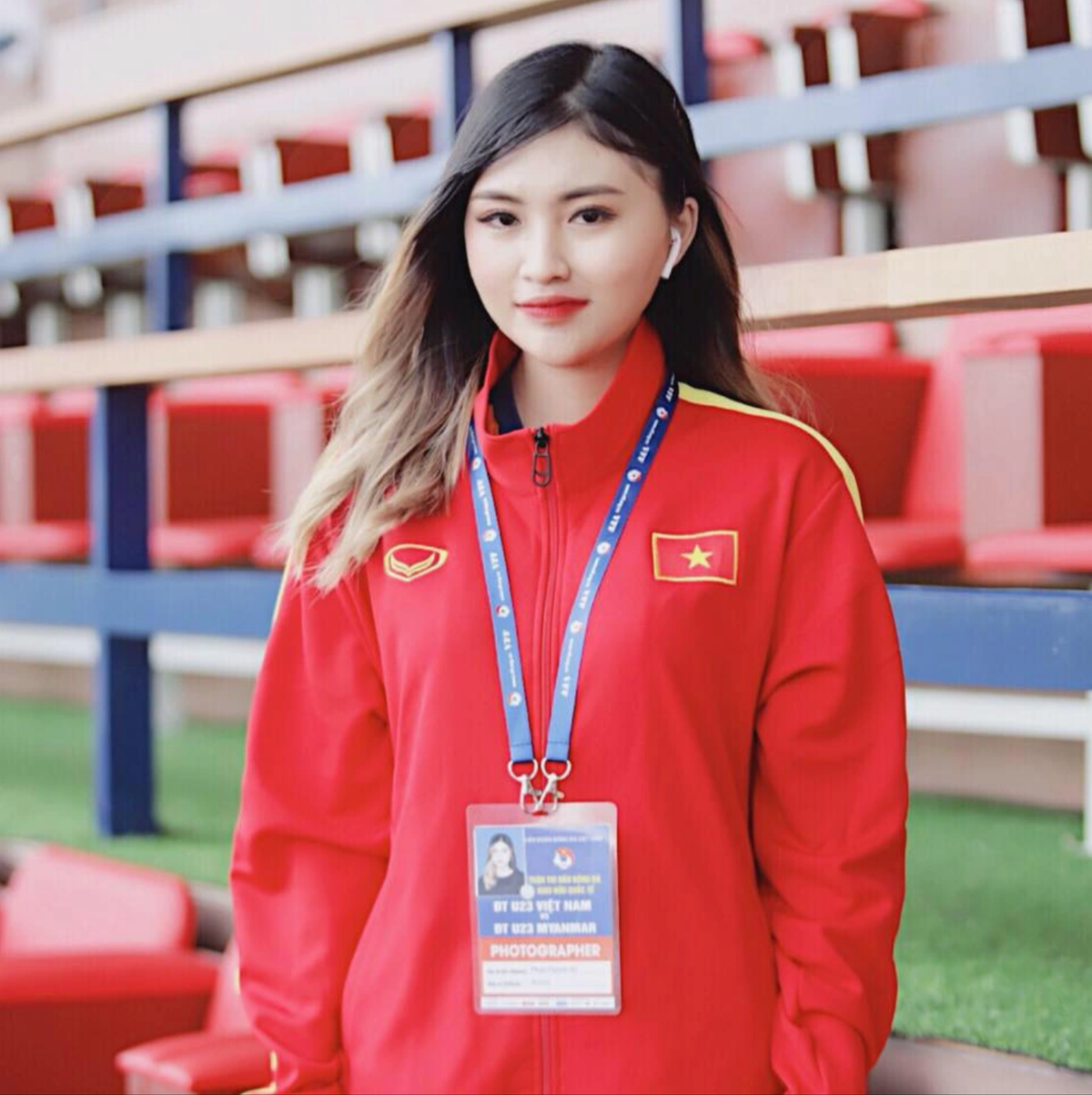 Phạm Nguyệt Hà (sinh năm 1999) là bạn gái cũ của Văn Toản, cô gái từng gây chú ý trên MXH khi có một thời gian yêu chàng thủ môn này.