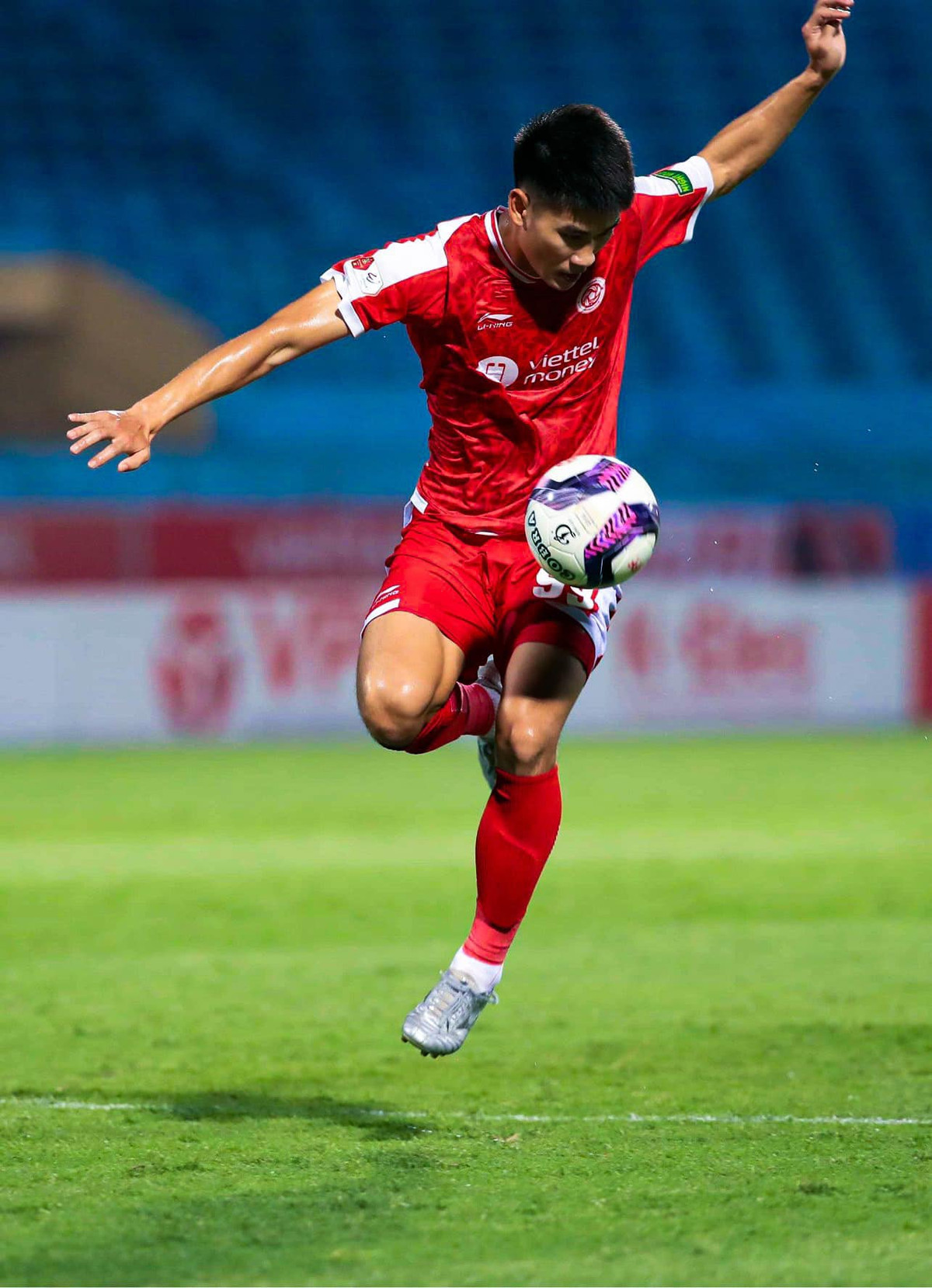 Bên cạnh sự nghiệp bóng đá ấn tượng, Nhâm Mạnh Dũng còn có chuyện tình yêu ngọt lịm bên cô bạn gái tên Quế Linh.