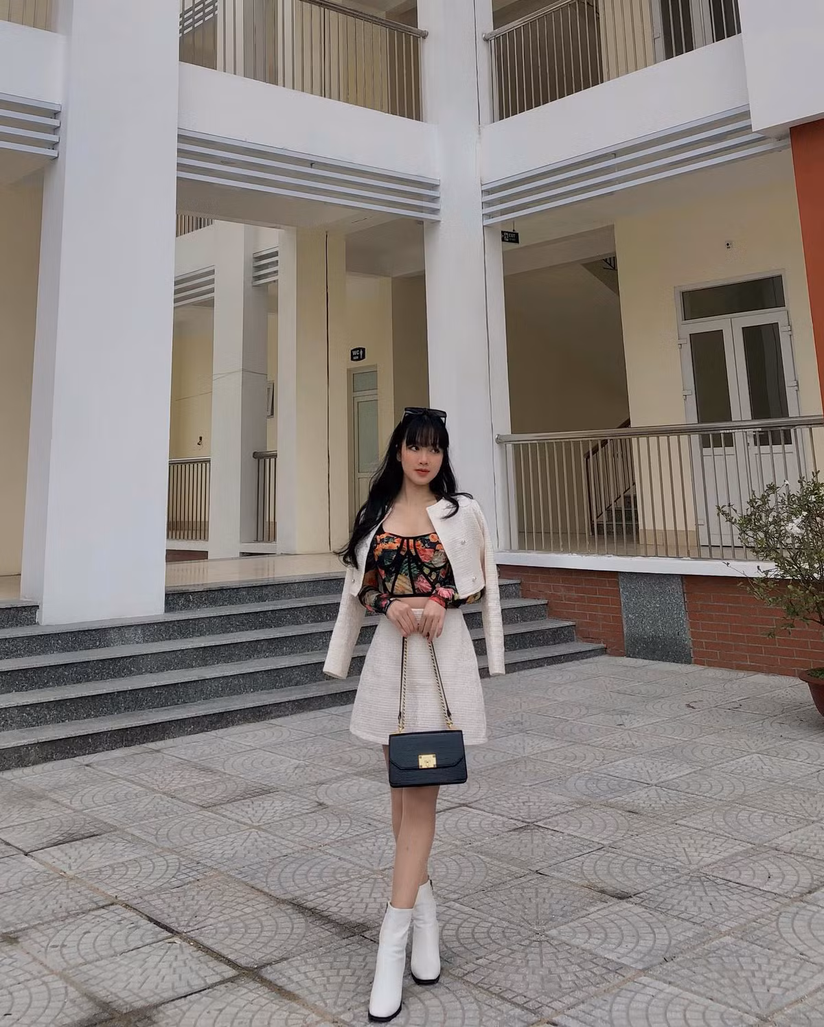 Ngoài ra, bạn gái Nhâm Mạnh Dũng còn tự hào khi vinh dự được đứng trong hàng ngũ của Đảng. Ảnh: FBNV