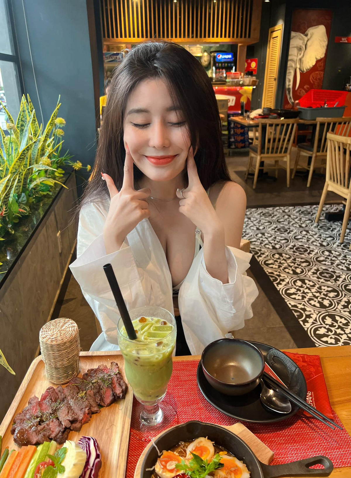 Thậm chí, cô không ngại lăng xê mốt khoe áo ngực khi đi ăn nhà hàng.