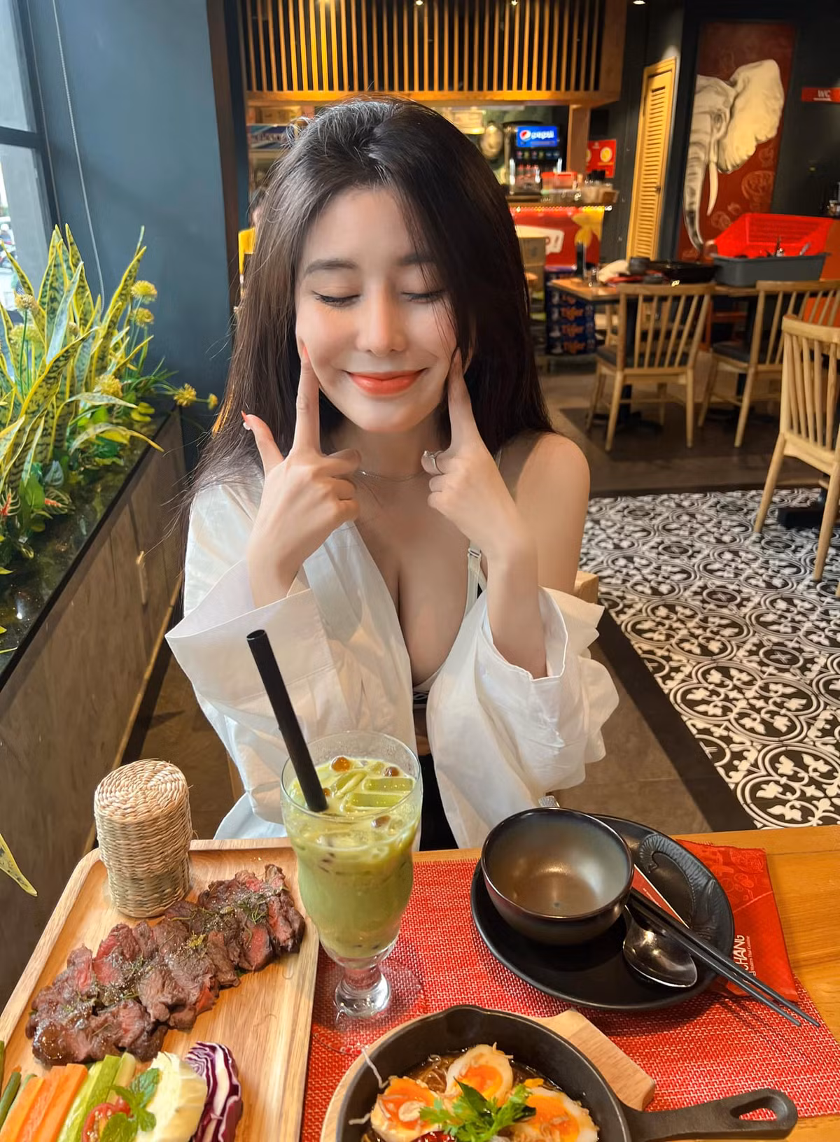 Thậm chí, cô không ngại lăng xê mốt khoe áo ngực khi đi ăn nhà hàng.