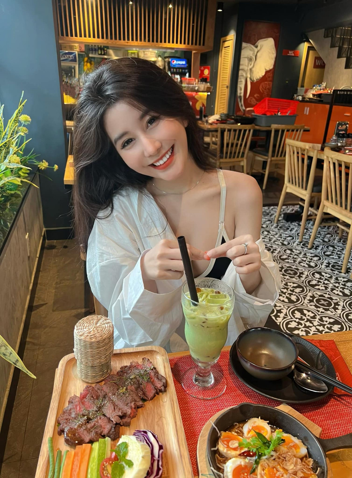 Theo đuổi phong cách nữ tính, gợi cảm, Võ Ngọc Trân thường xuyên chọn mặc những trang phục tôn dáng.