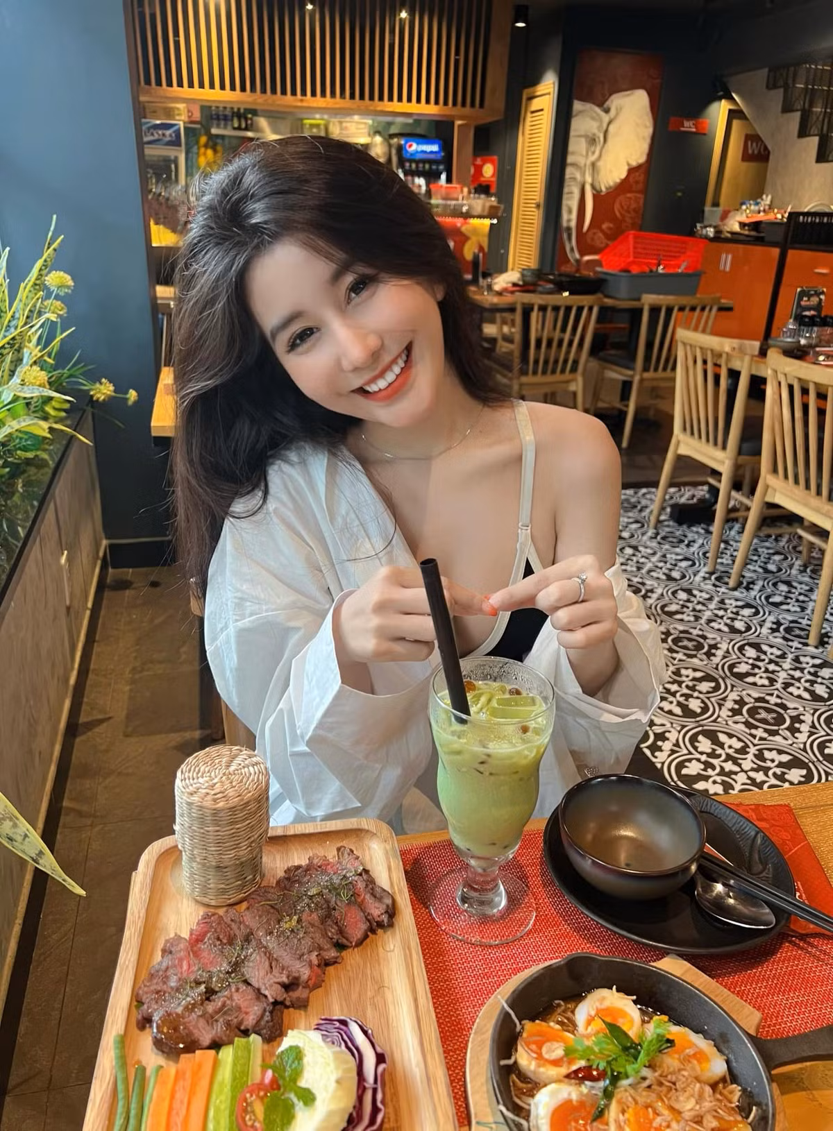 Theo đuổi phong cách nữ tính, gợi cảm, Võ Ngọc Trân thường xuyên chọn mặc những trang phục tôn dáng.