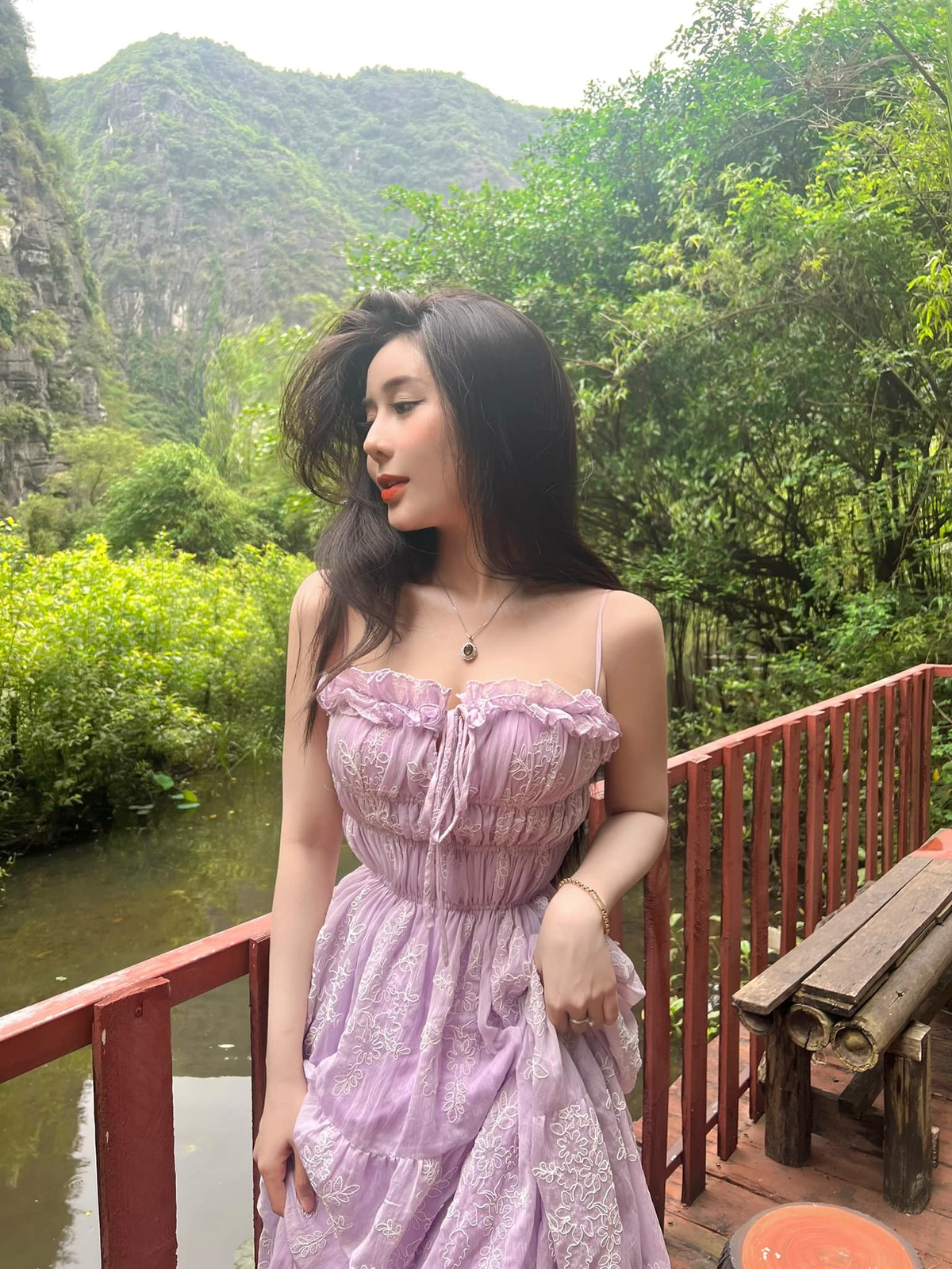 Nàng hot girl này thường xuyên nhận được lời khen về sắc vóc khi mặc áo dài trắng, nên được ưu ái với tên gọi "thiên thần áo dài trắng".