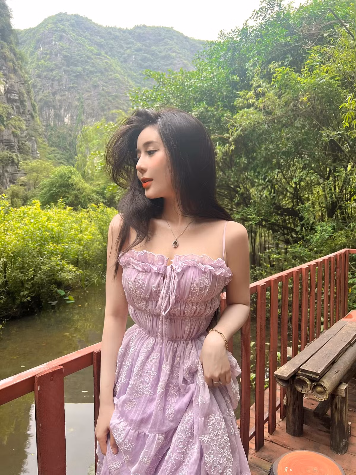 Nàng hot girl này thường xuyên nhận được lời khen về sắc vóc khi mặc áo dài trắng, nên được ưu ái với tên gọi "thiên thần áo dài trắng".