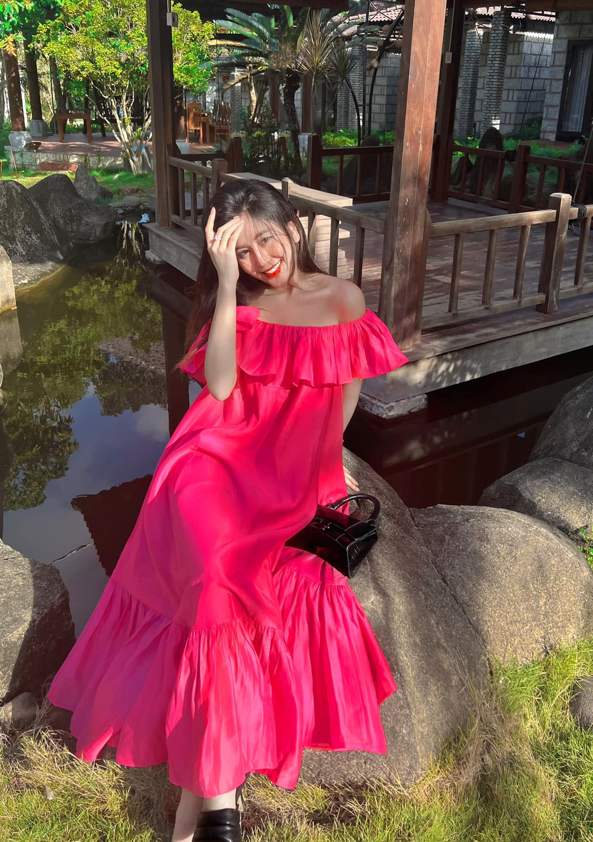 Tích cực theo đuổi phong cách gợi cảm, hot girl Sài Thành nhiều lần "đốt mắt" dân tình bằng những tấm hình nóng bỏng, không ngại phô diễn vòng 1, vòng 3 trước ống kính. Ảnh: FBNV