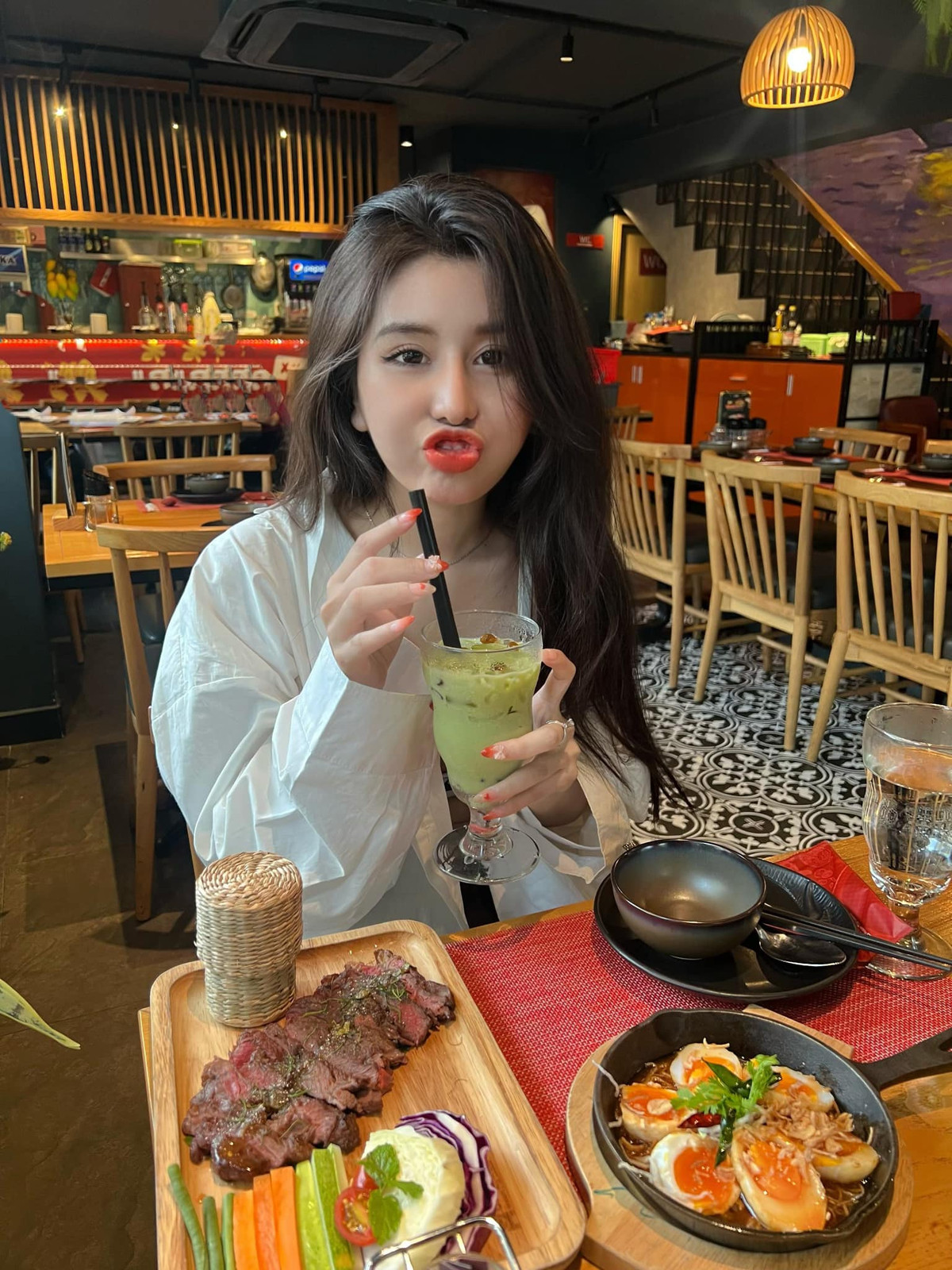 Trái với gương mặt xinh đẹp như búp bê, Võ Ngọc Trân lại có phong cách thời trang táo bạo và nóng bỏng khó rời mắt.