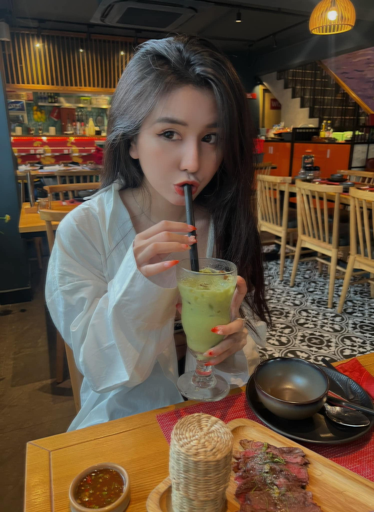 Sở hữu vòng 1 được ví như báu vật trời ban, Võ Ngọc Trân thường xuyên chọn mặc những thiết kế tôn dáng, cổ áo trễ, khoét sâu...