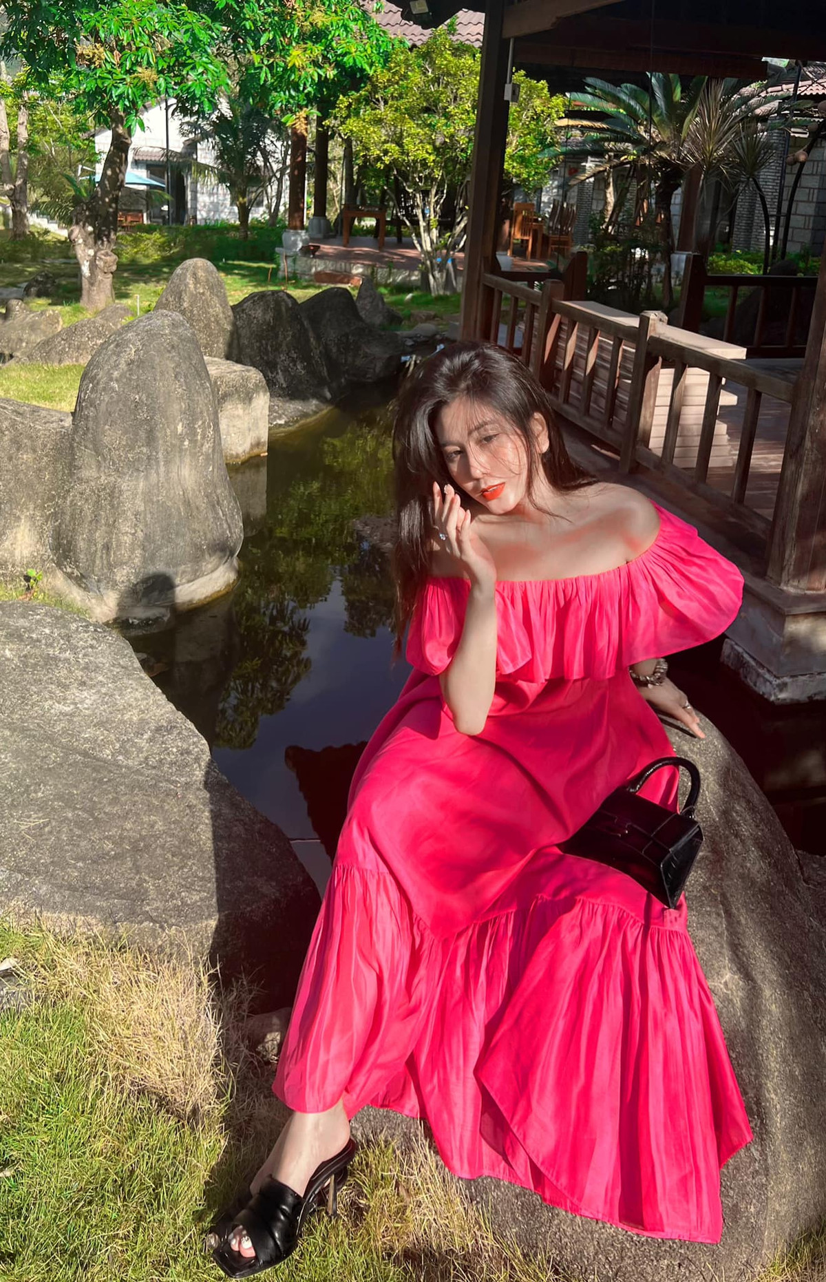 Trong mỗi bức hình Võ Ngọc Trân đăng tải, cô nàng đều diện những trang phục khoe trọn hình thể hút mắt.