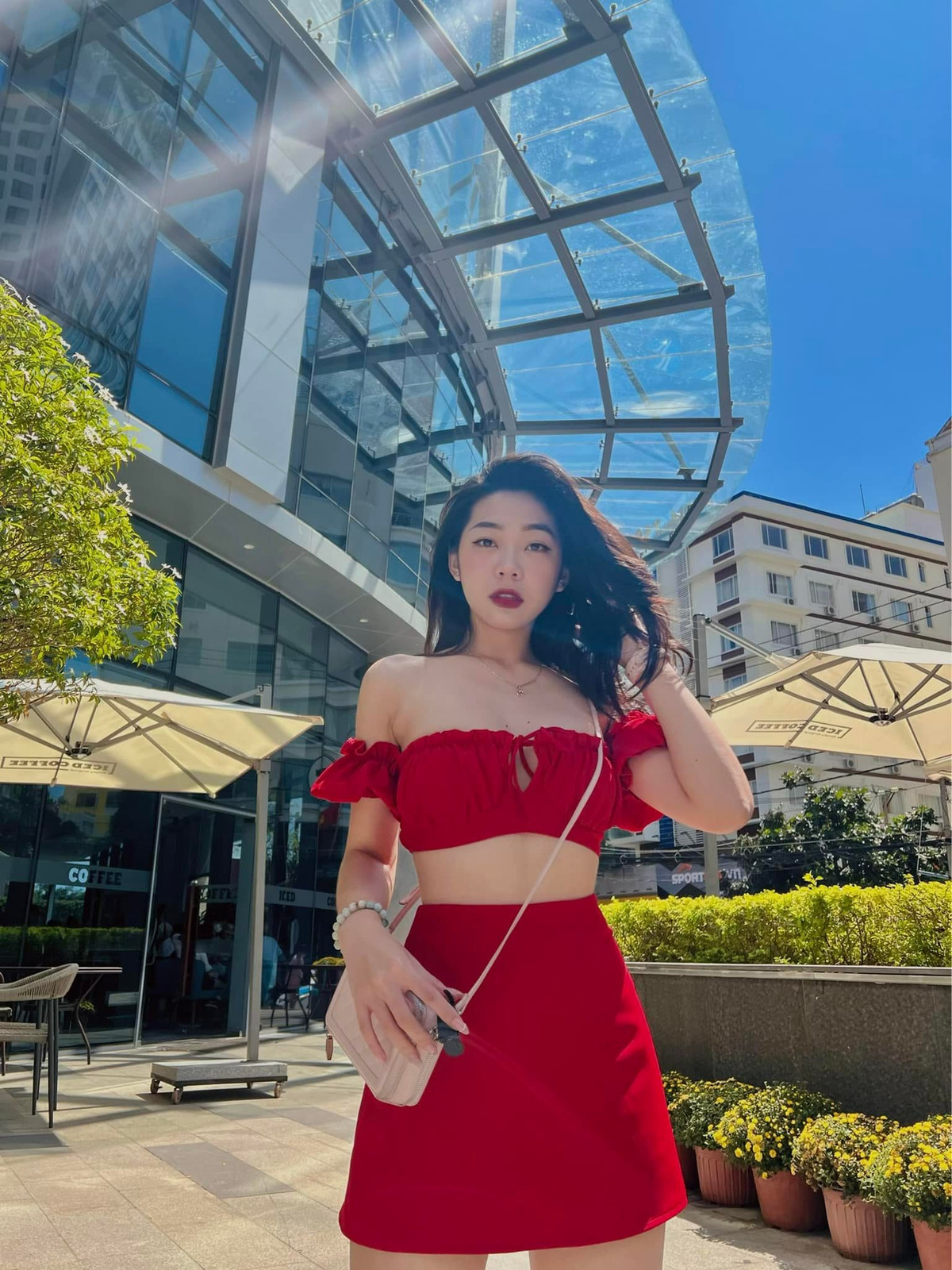 Cô nàng sở hữu thân hình "đồng hồ cát", số đo 3 vòng chuẩn không cần chỉnh khiến nhiều người ao ước.