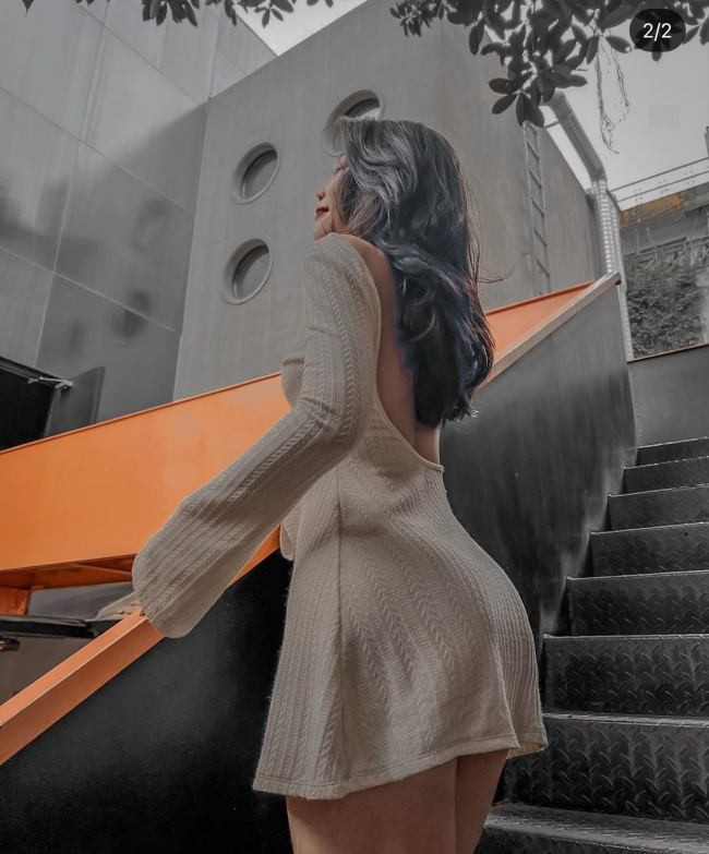 Sự nổi tiếng của nàng hot girl còn nhanh chóng được lan rộng bởi những video nhảy nhót trên Tiktok. Đa phần, cô chọn mặc váy body khi thực hiện các điệu nhảy hot trend.