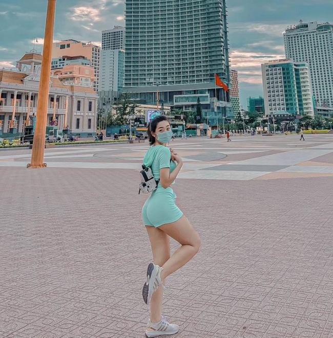 Nguyễn Bích Uyển My thường xuyên mặc đồ bó sát và nhảy gợi cảm trên đường phố.