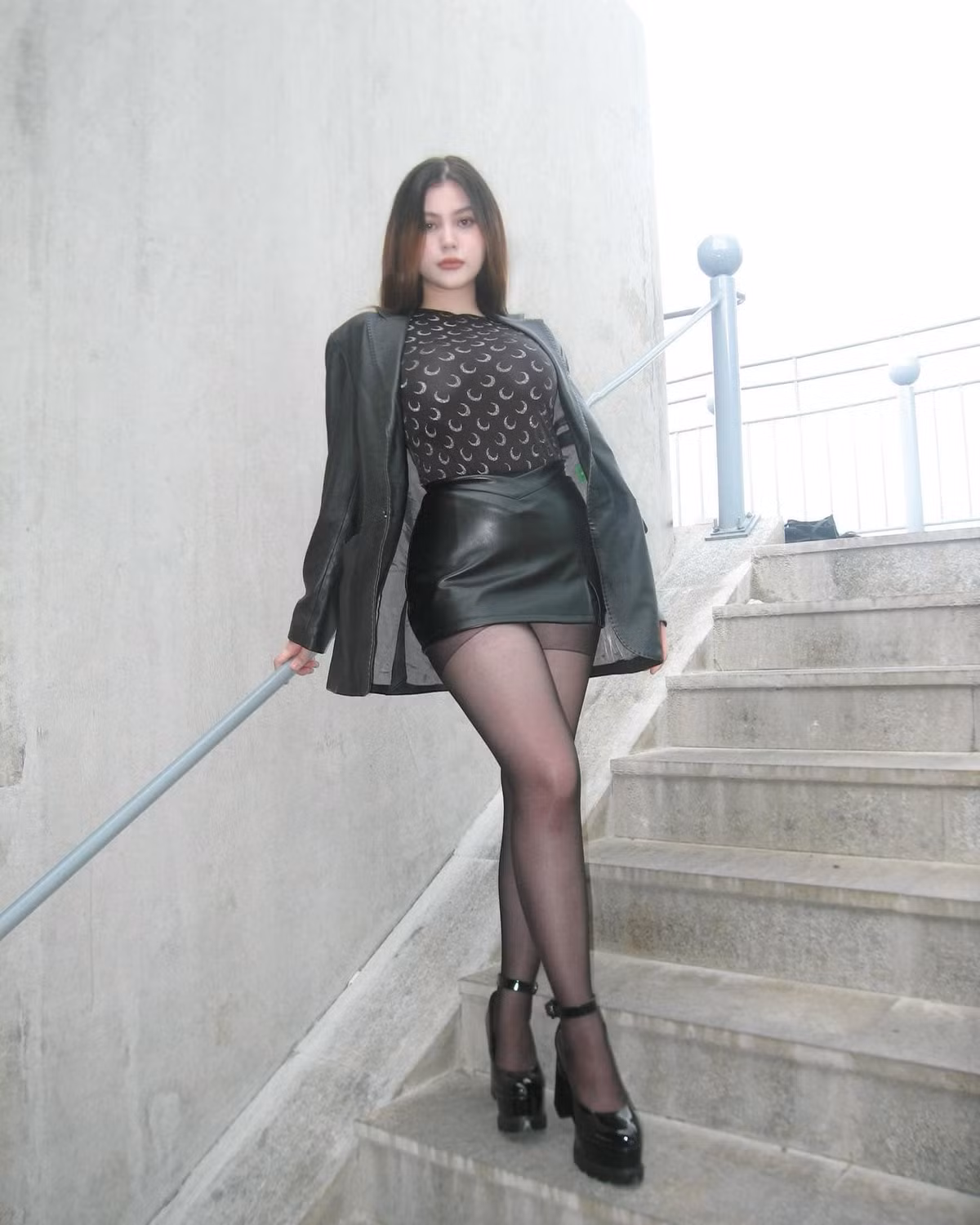 Có thể thấy Sunna sau sinh đã lấy lại vóc dáng khá nhanh, dù có phần hơi tăng cân nhưng nhìn chung sắc vóc của cô cũng khá thon gọn.