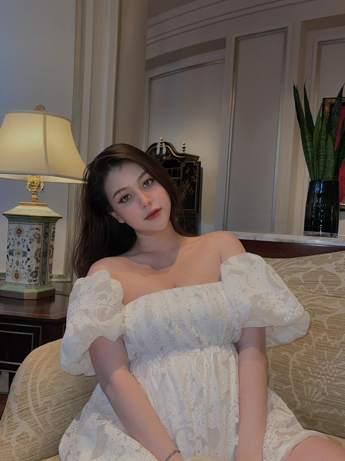 Trước đây cô khá trung thành với phong cách thời trang gợi cảm và sau sinh sự gợi cảm đó vẫn được duy trì.