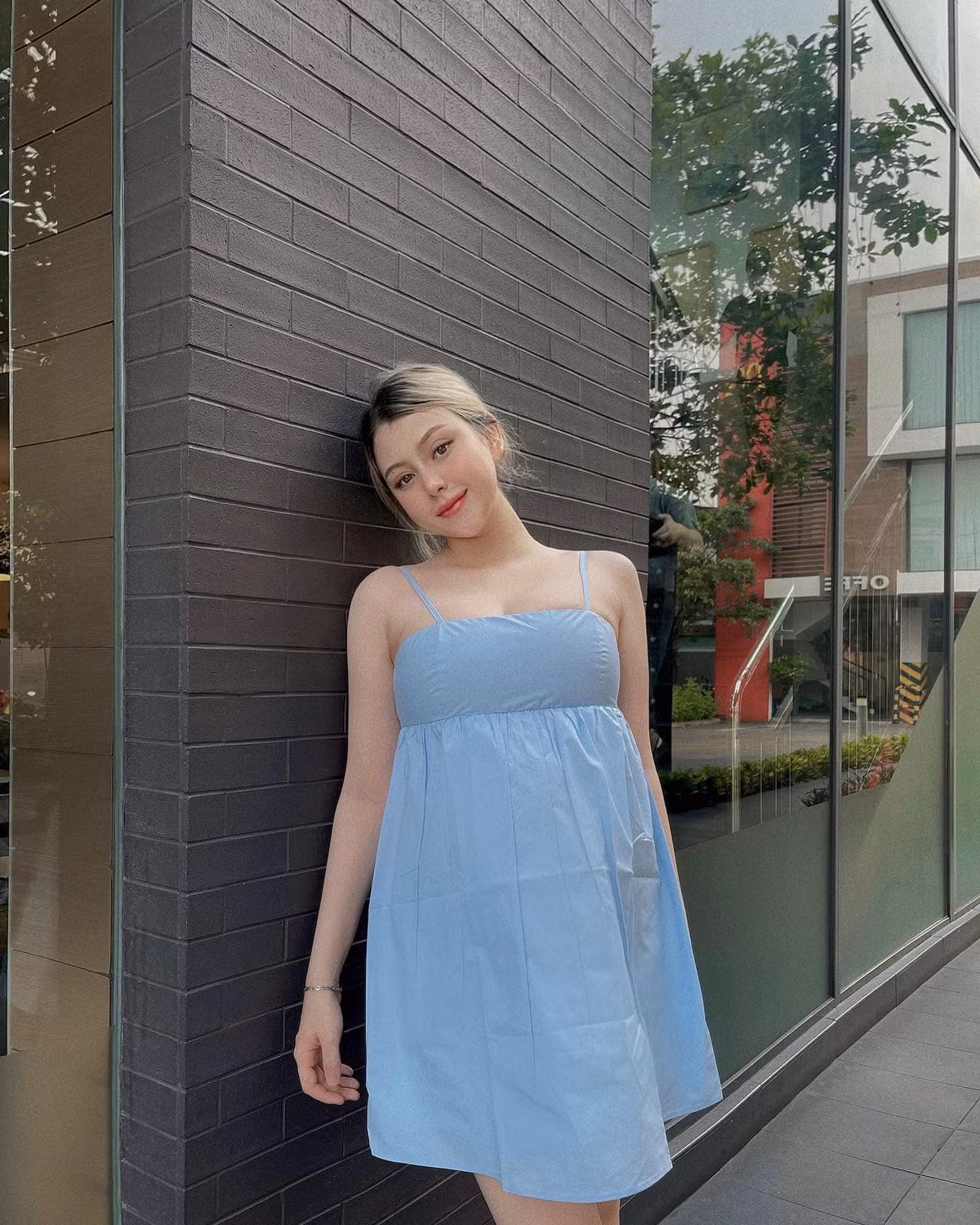 Nhiều người dành lời khen ngợi cho "bà mẹ trẻ con" này về nhan sắc lẫn phong cách.