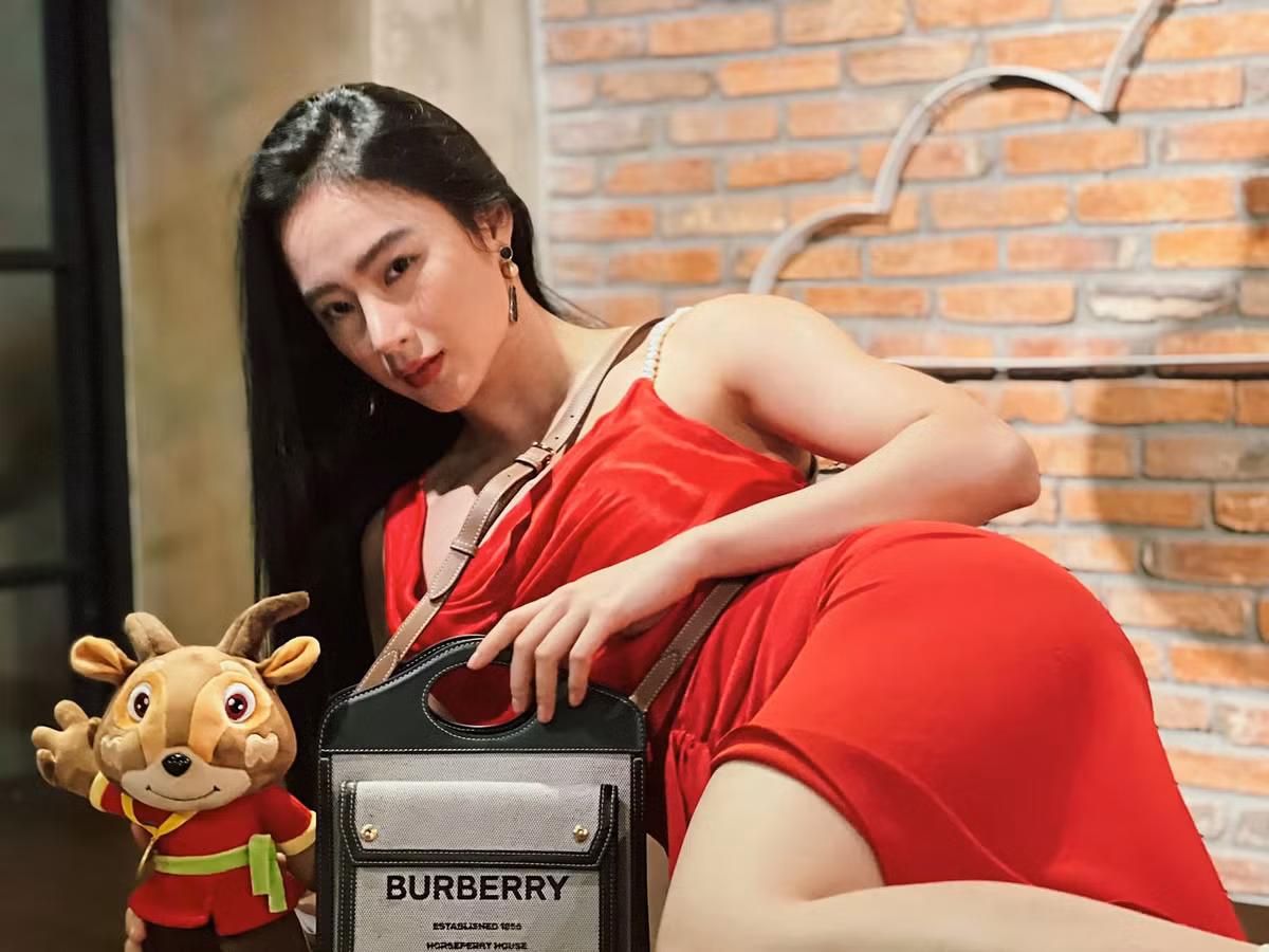 Không chỉ thế, người đẹp Angela Phương Trinh còn chăm chỉ khoe vòng 3 ngoại cỡ của mình.